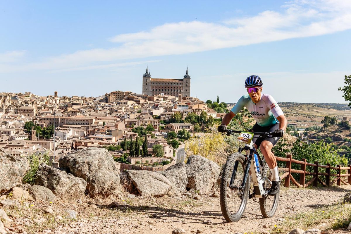 Alejandro Rodríguez en MTB con Toledo al fondo