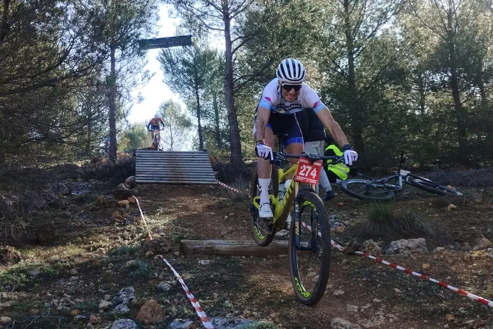 Carlos López en una carrera de XCO