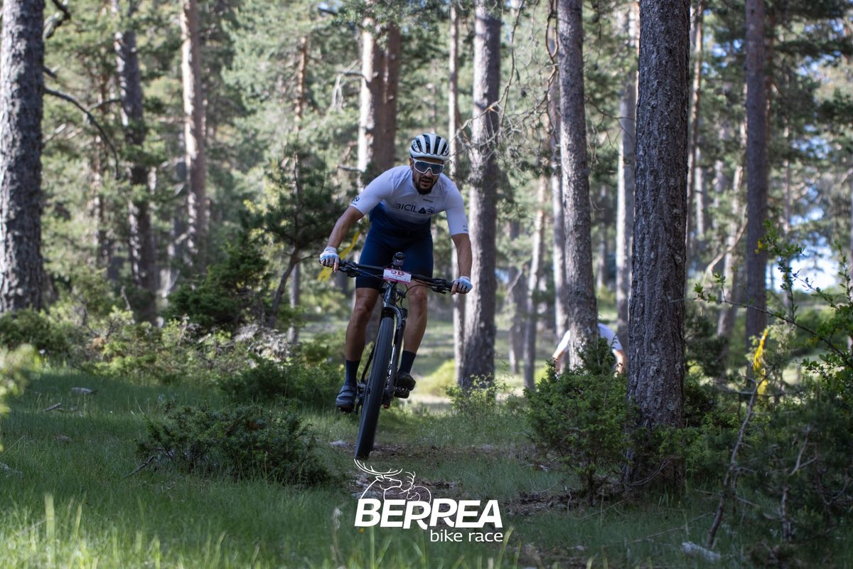 César Ramos en una carrera de MTB