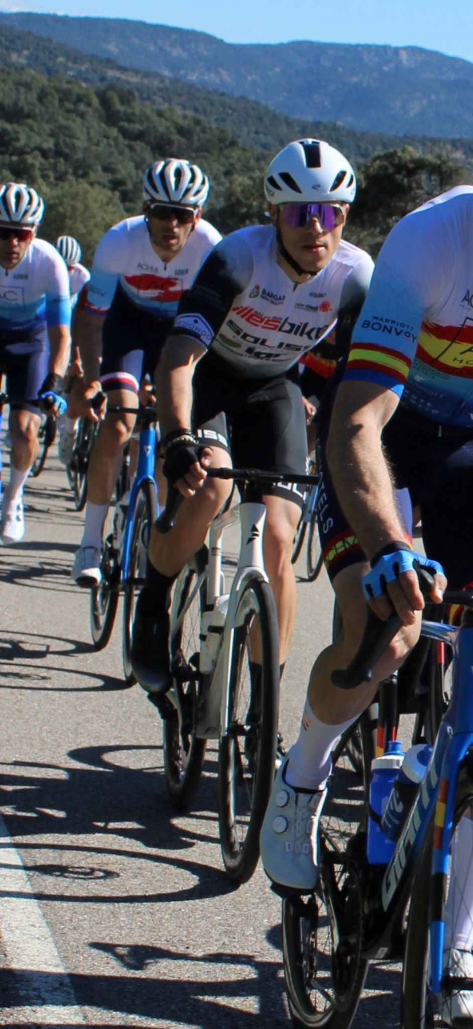 Ciclista en carretera de montaña